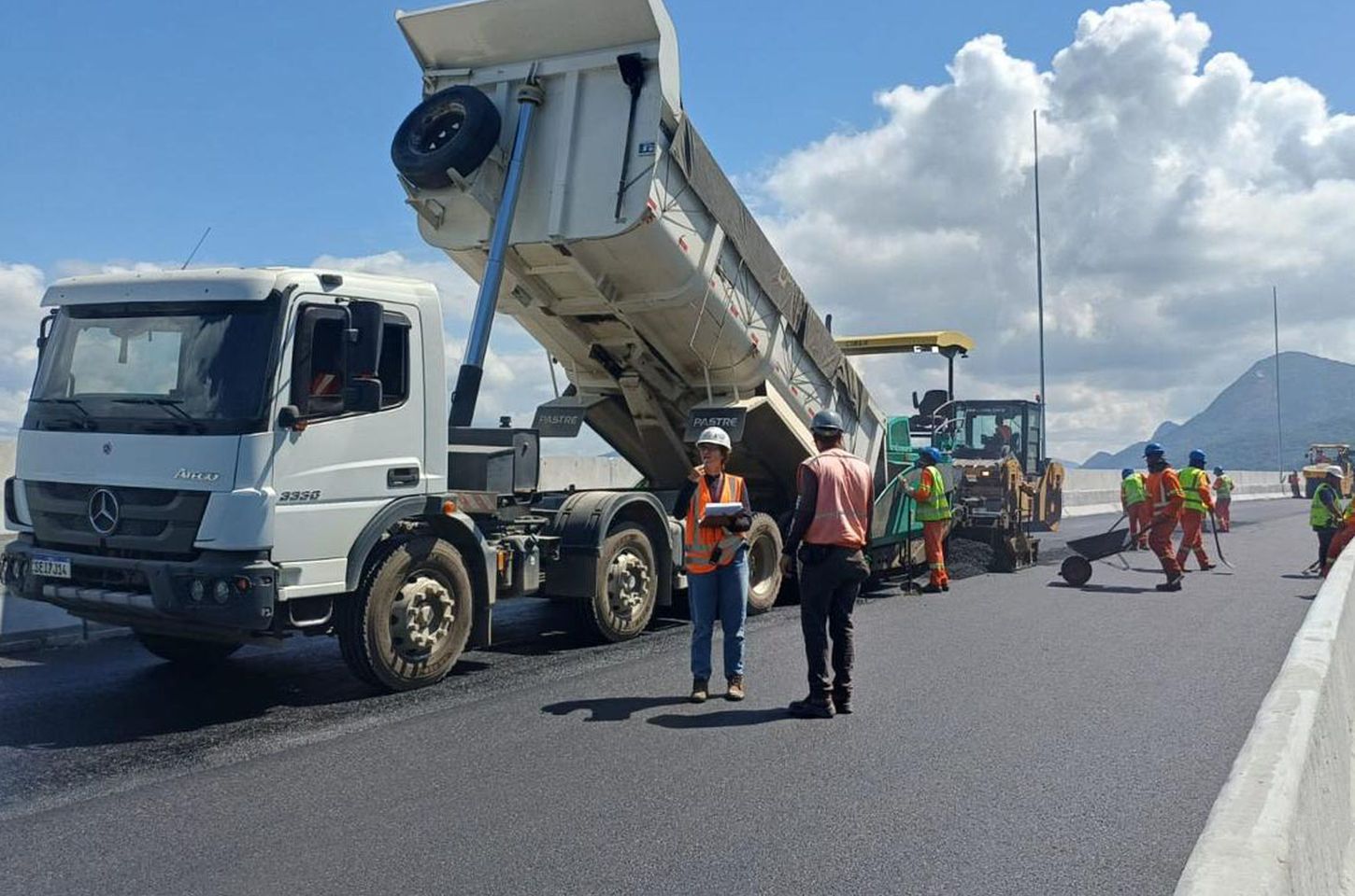 Ponte de Guaratuba avança com asfalto-borracha e fim do ferryboat
