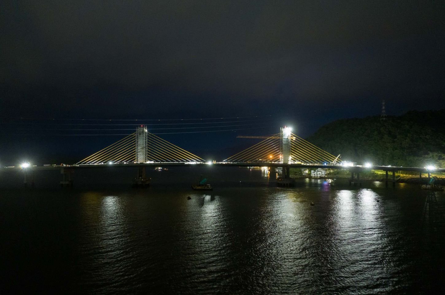 Ponte de Guaratuba avança em fase de acabamentos com trabalho 24 horas