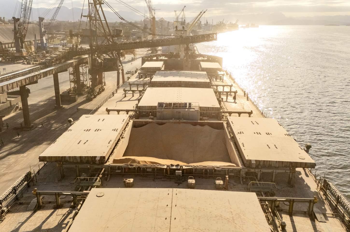 Porto de Paranaguá bate recorde de milho com aumento de calado