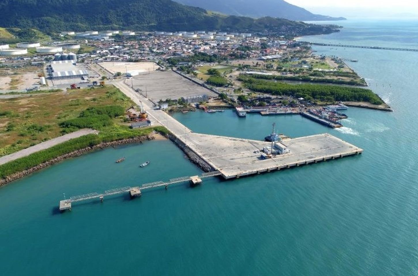 Porto de São Sebastião une educação e prática ambiental com estudantes