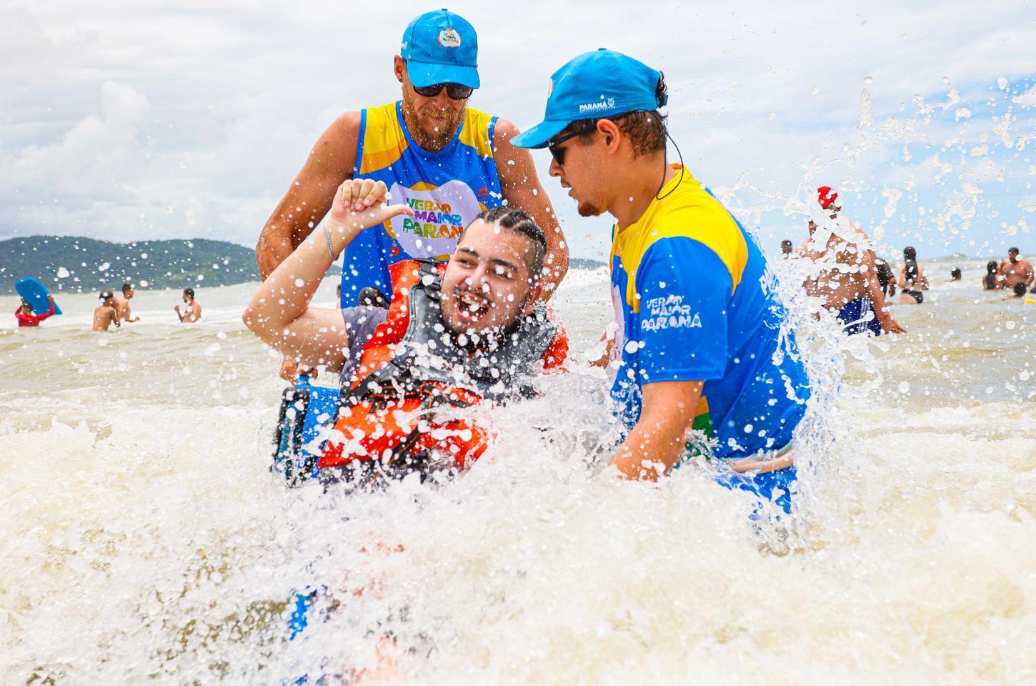 Praia acessível chega a regiões de água doce no Paraná para o verão