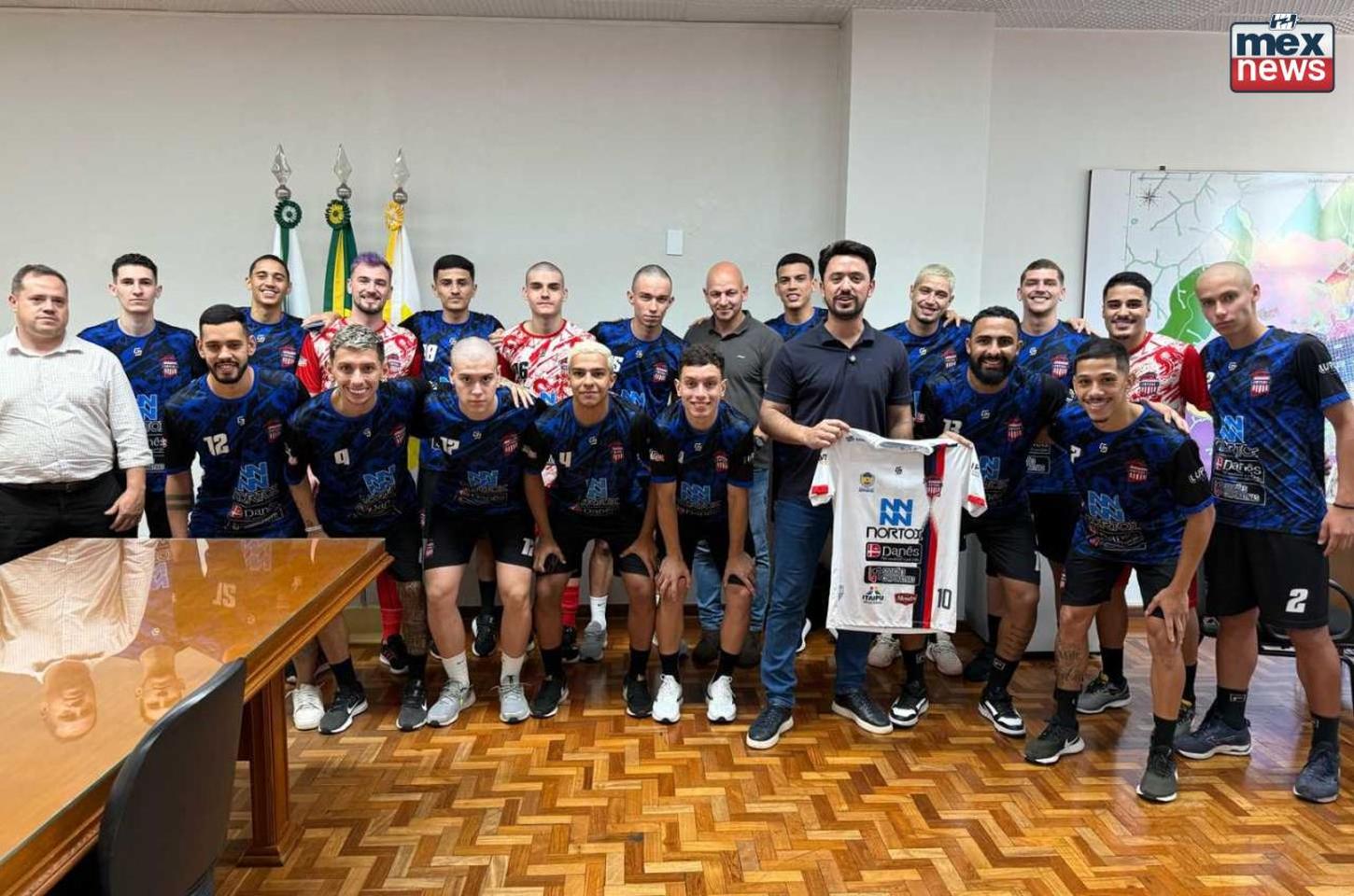 Prefeito de Apucarana recebe atletas do Futsal e reforça apoio ao esporte