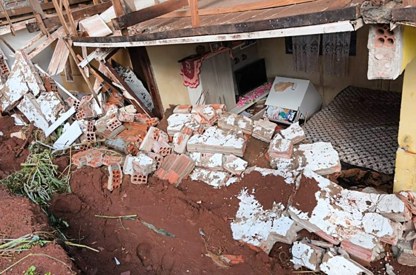 Prefeitura de Apucarana atende ocorrências após temporal intenso na cidade