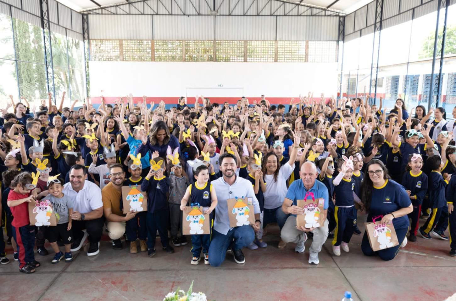 Prefeitura de Apucarana distribui bombons de Páscoa para 13 mil alunos da rede municipal