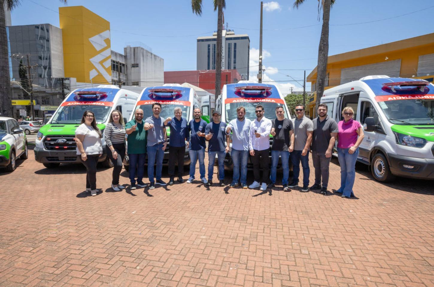 Prefeitura de Apucarana entrega seis veículos zero km para a saúde municipal