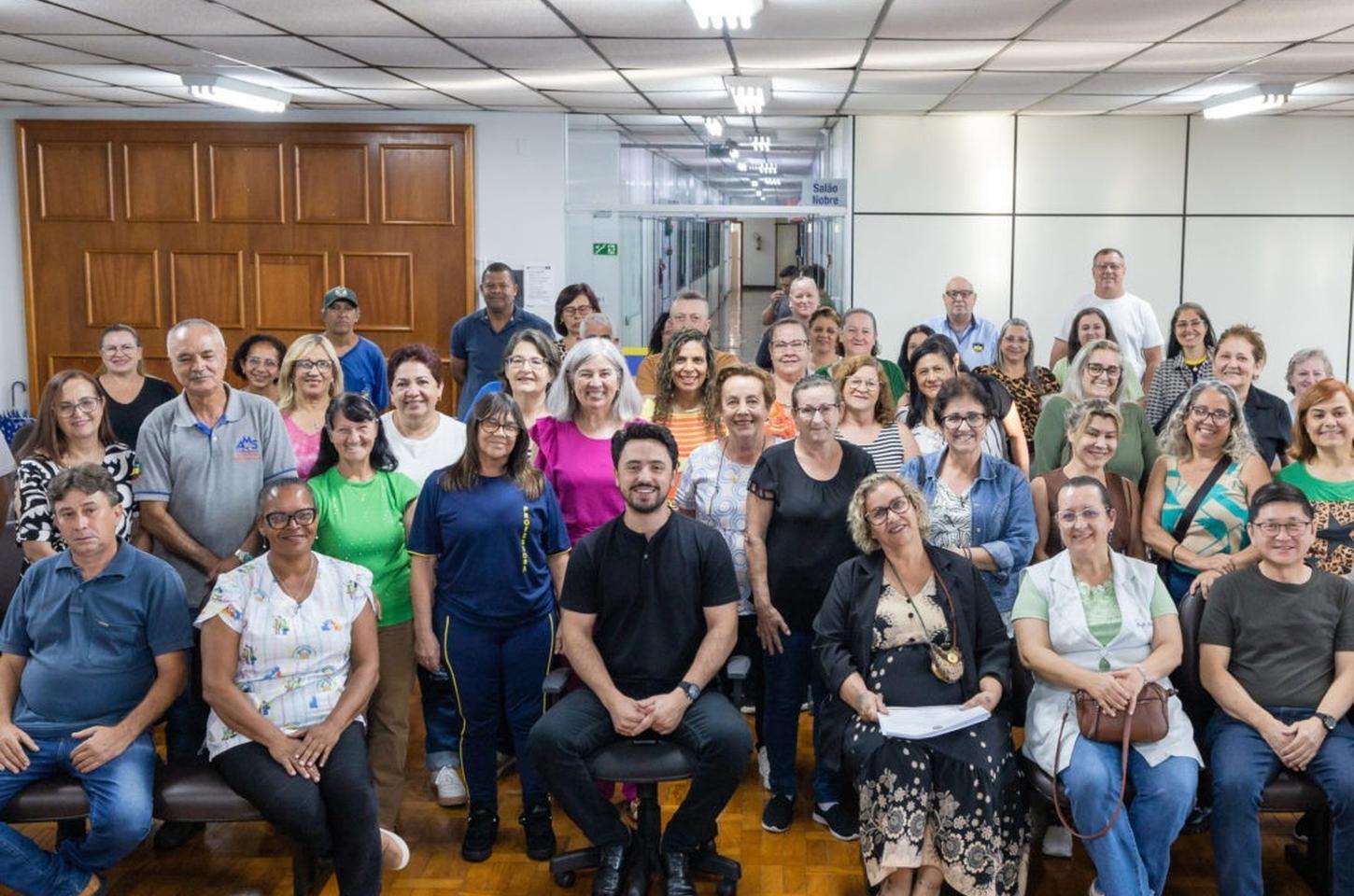 Prefeitura de Apucarana homenageia servidores aniversariantes de novembro e dezembro