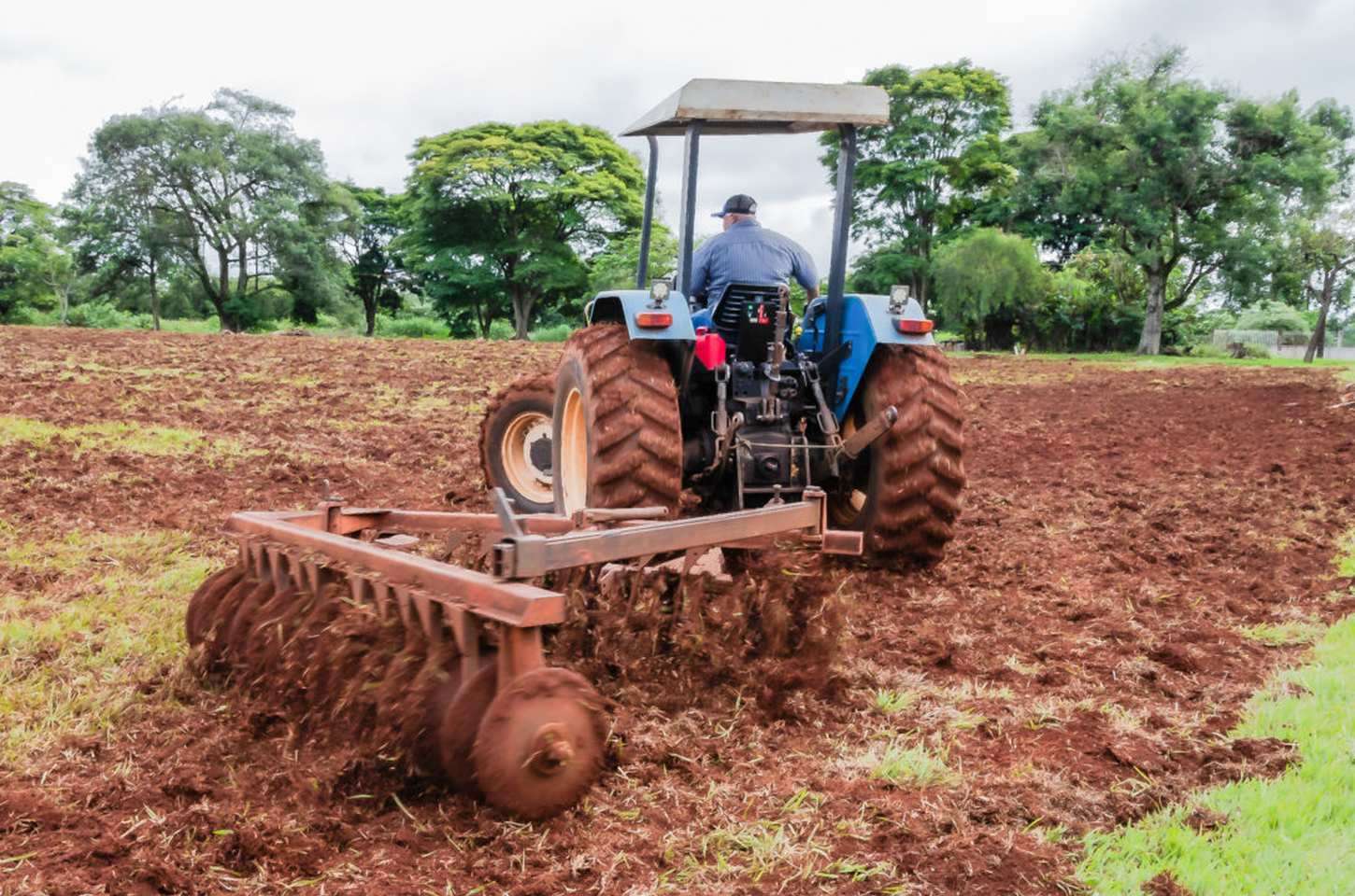 Prefeitura de Apucarana inicia programa de trator e implementos subsidiados para agricultores