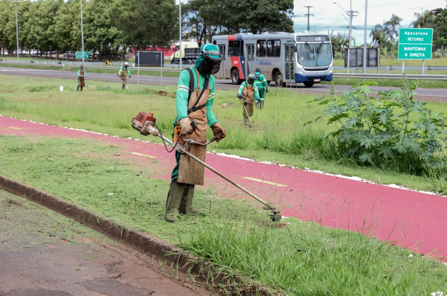 Prefeitura de Apucarana intensifica roçagem e já limpou área equivalente a 274 campos de futebol