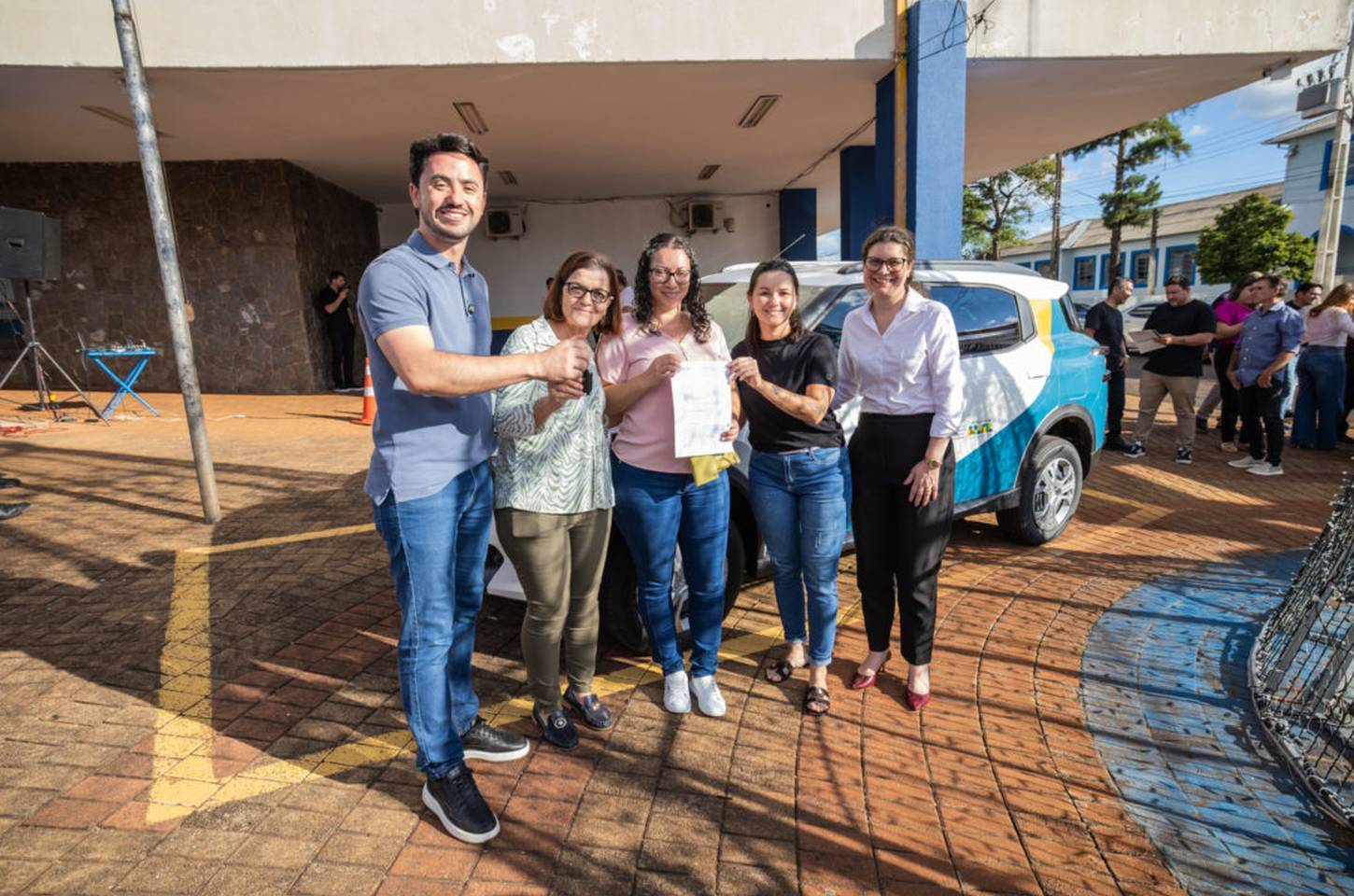 Prefeitura entrega caminhão adaptado ao Idepplan e carro zero ao Lar Sagrada Família