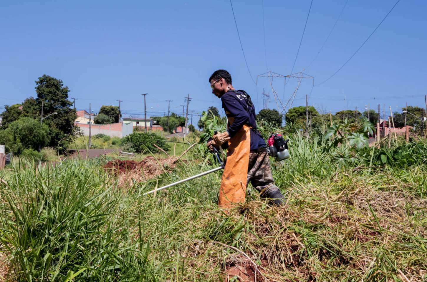 Prefeitura intensifica roçagem em terrenos particulares com mato alto em Apucarana