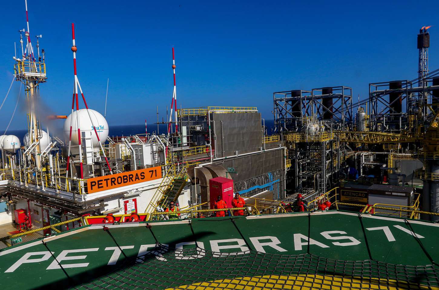 Produção de petróleo e gás cai em novembro, mas cresce na comparação anual