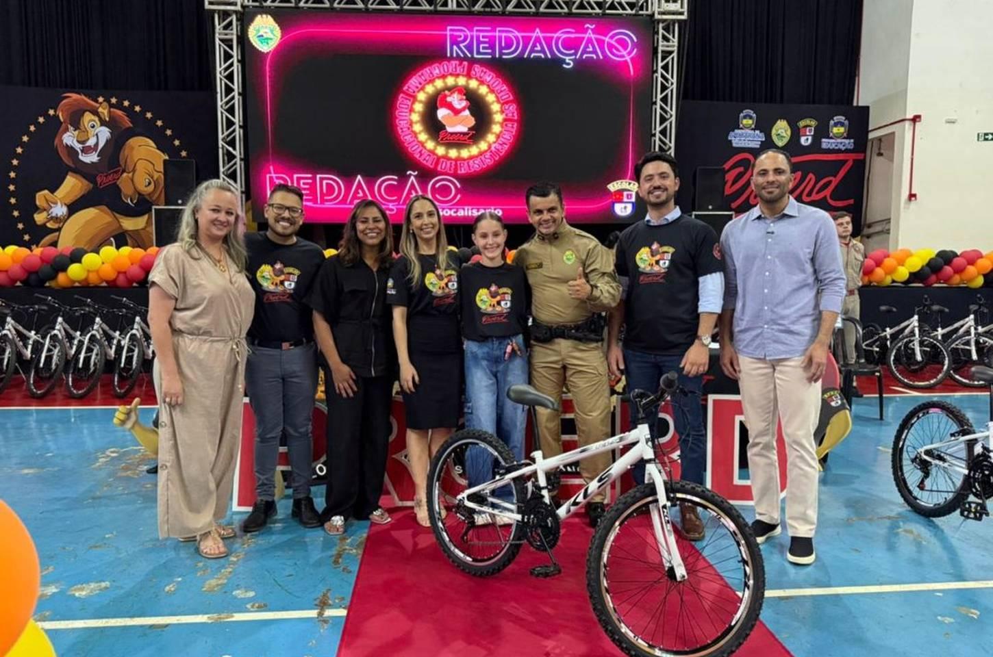 Proerd premia 1.400 alunos em Apucarana com entrega inédita de bicicletas