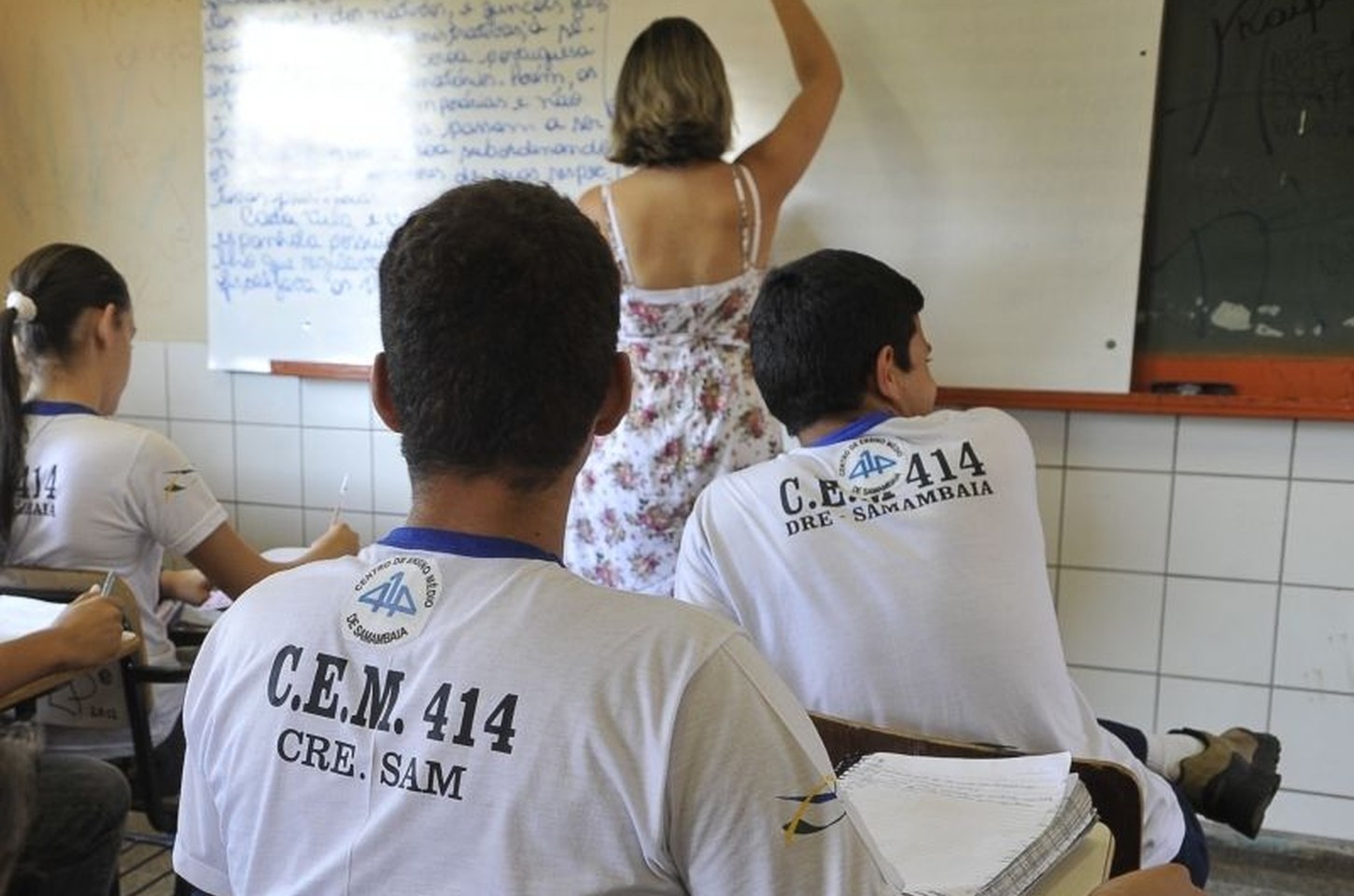 Programa Pé-de-Meia reduz evasão escolar em 43% em dois anos