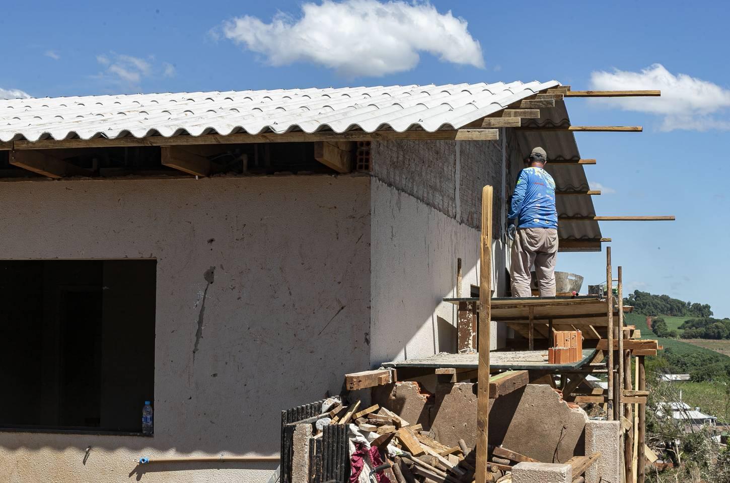 Programa Reconstrução avança com novo lote de cartões para famílias afetadas por tornado