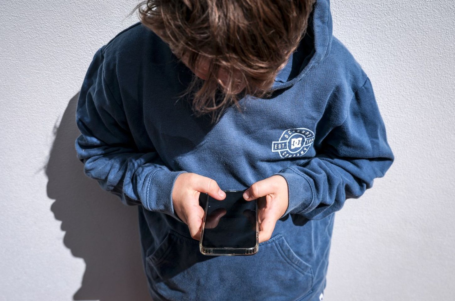 Proibição de redes sociais para menores avança globalmente