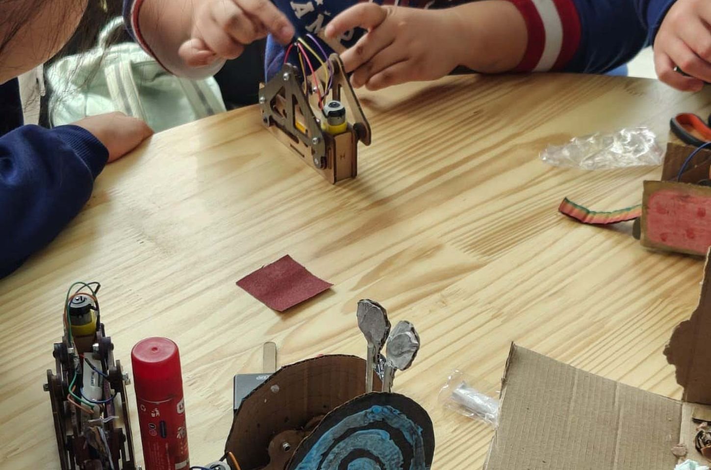 Projeto Engenhoka leva inovação e robótica para escolas públicas do Brasil