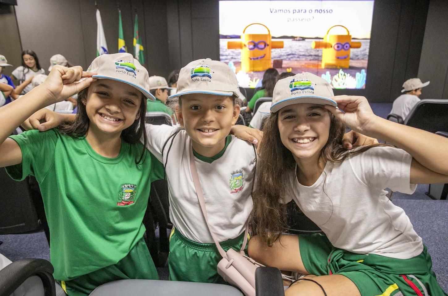 Projeto Porto Escola leva alunos de Paranaguá para conhecer o porto