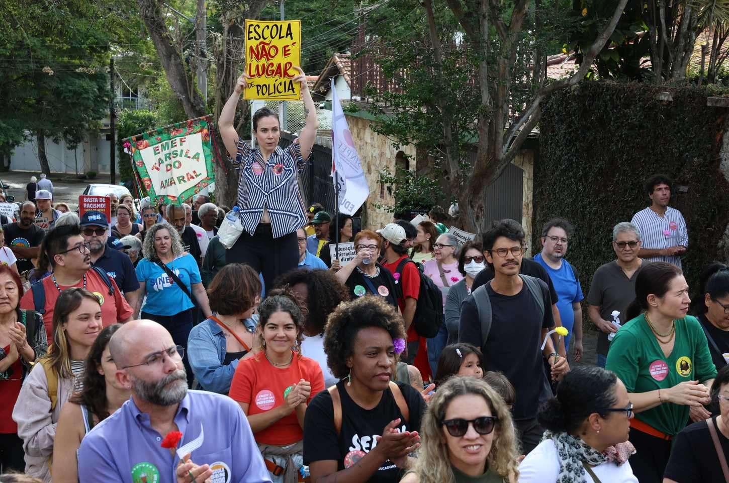Protesto em SP contra invasão de PMs armados em escola por causa de desenho de orixá