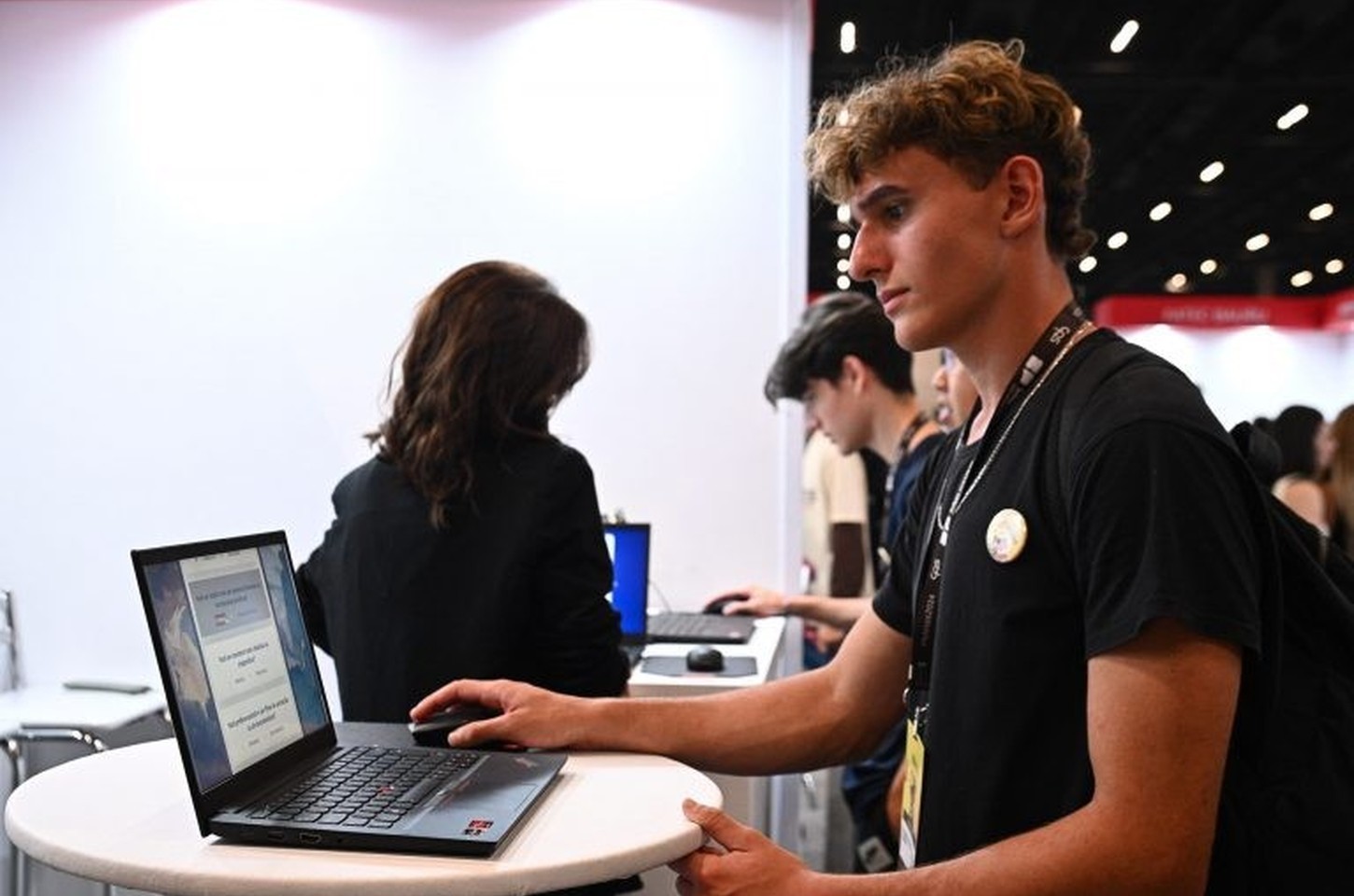 Quase metade dos paulistas já usa inteligência artificial no dia a dia