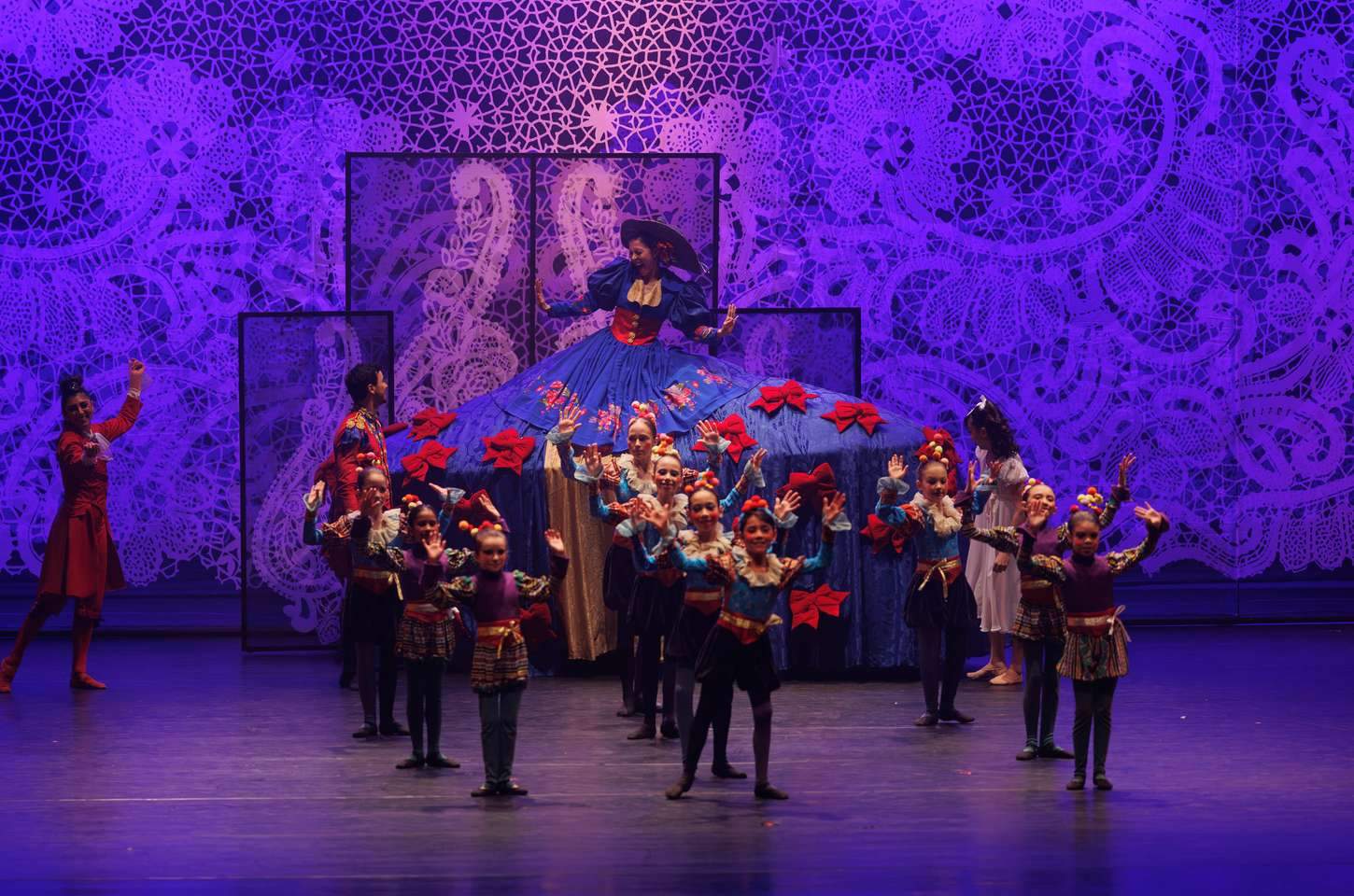 Quebra-Nozes retorna ao Guairão com casa cheia e releitura contemporânea