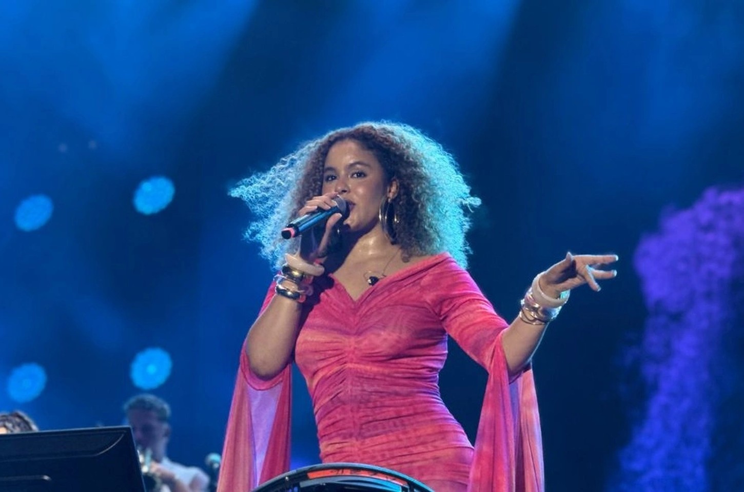 Rachel Reis abre Festival de Verão 2026 com show nostálgico e dançante