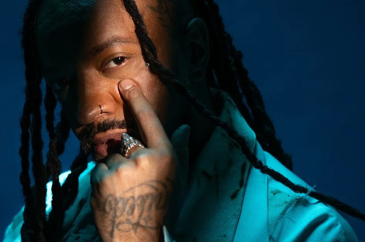 Raellança 'Nas Profundezas da Onda' com reflexões sobre saúde mental e sociedade