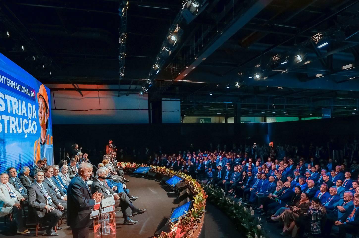 Redução da jornada de trabalho será gradual e setorial, afirma Lula a empresários