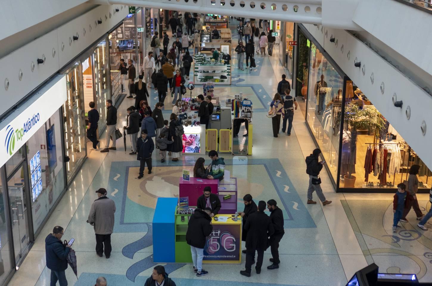 Redução da jornada para 4 dias pode beneficiar economia, diz economista