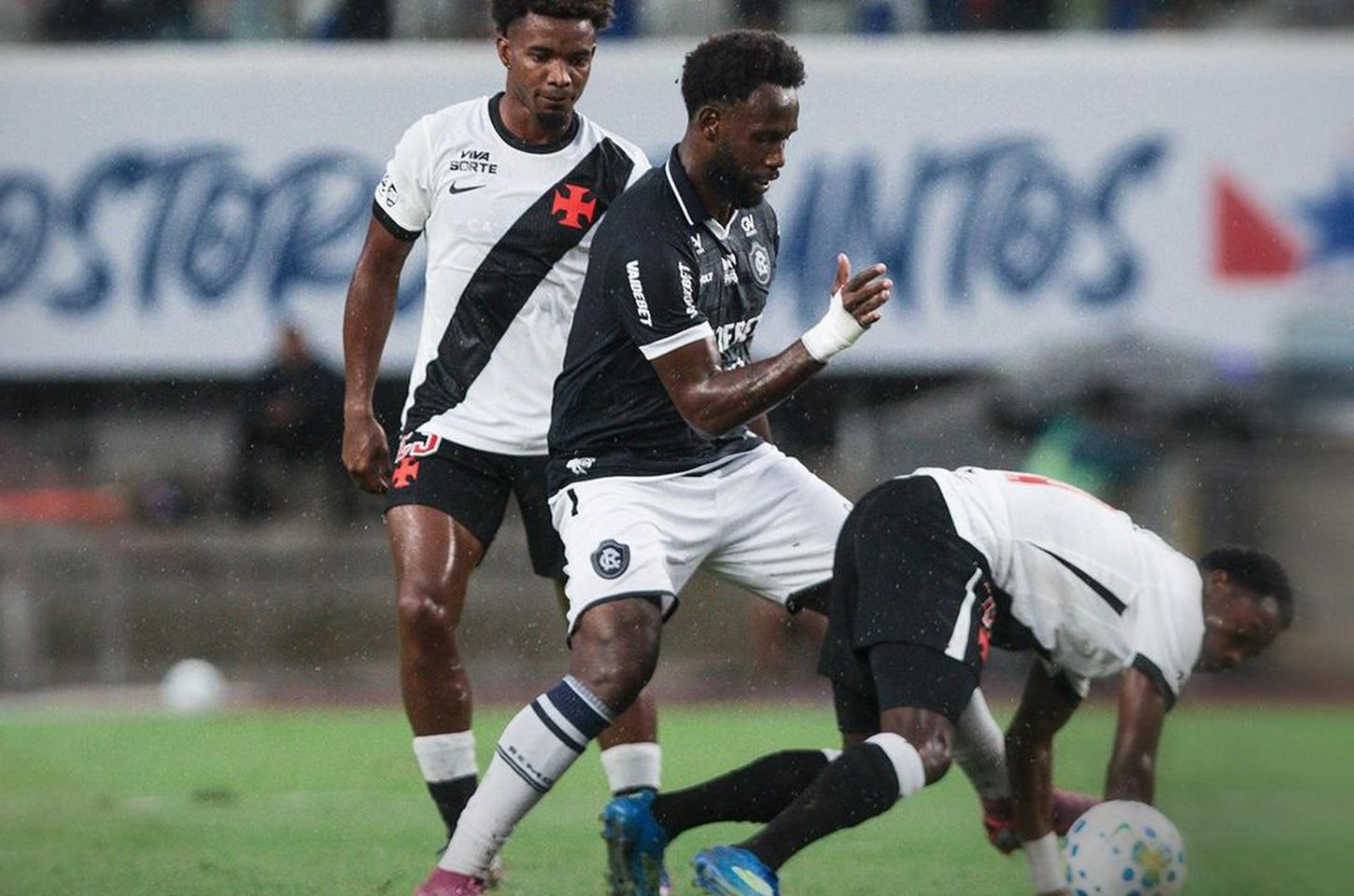 Remo e Vasco empatam em Belém, Vitória vence São Paulo na abertura do Brasileirão