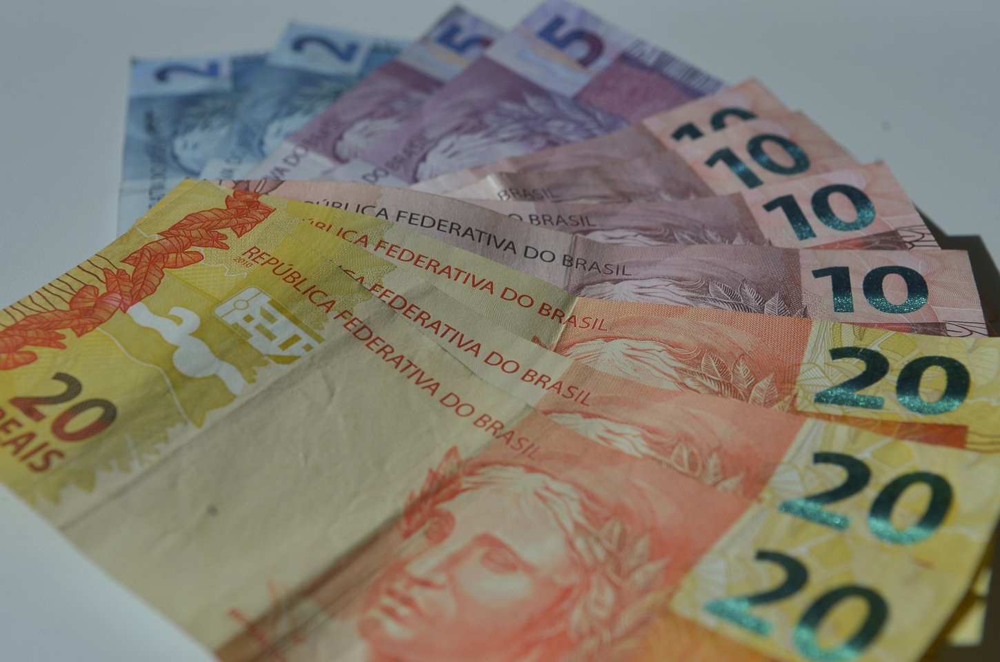 Renda domiciliar per capita do Brasil atinge R$ 2.316 em 2025