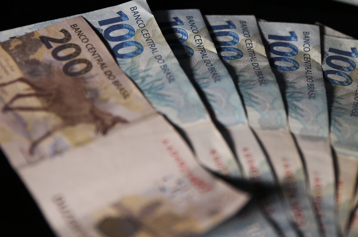 Renda média das famílias brasileiras atinge recorde de R$ 2.264 por pessoa em 2025