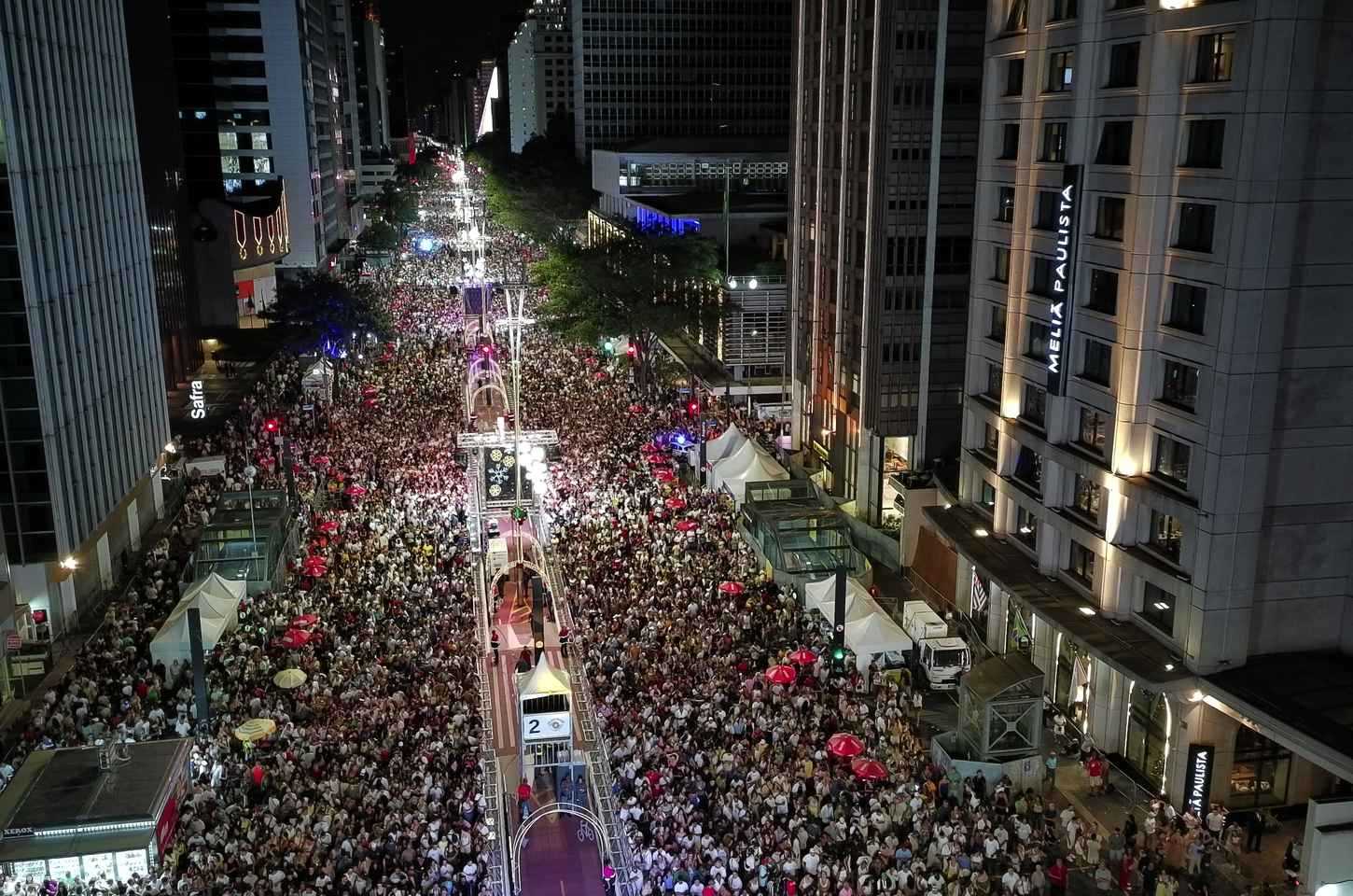 Réveillon na Paulista reúne multidão com 14 horas de shows e fogos silenciosos