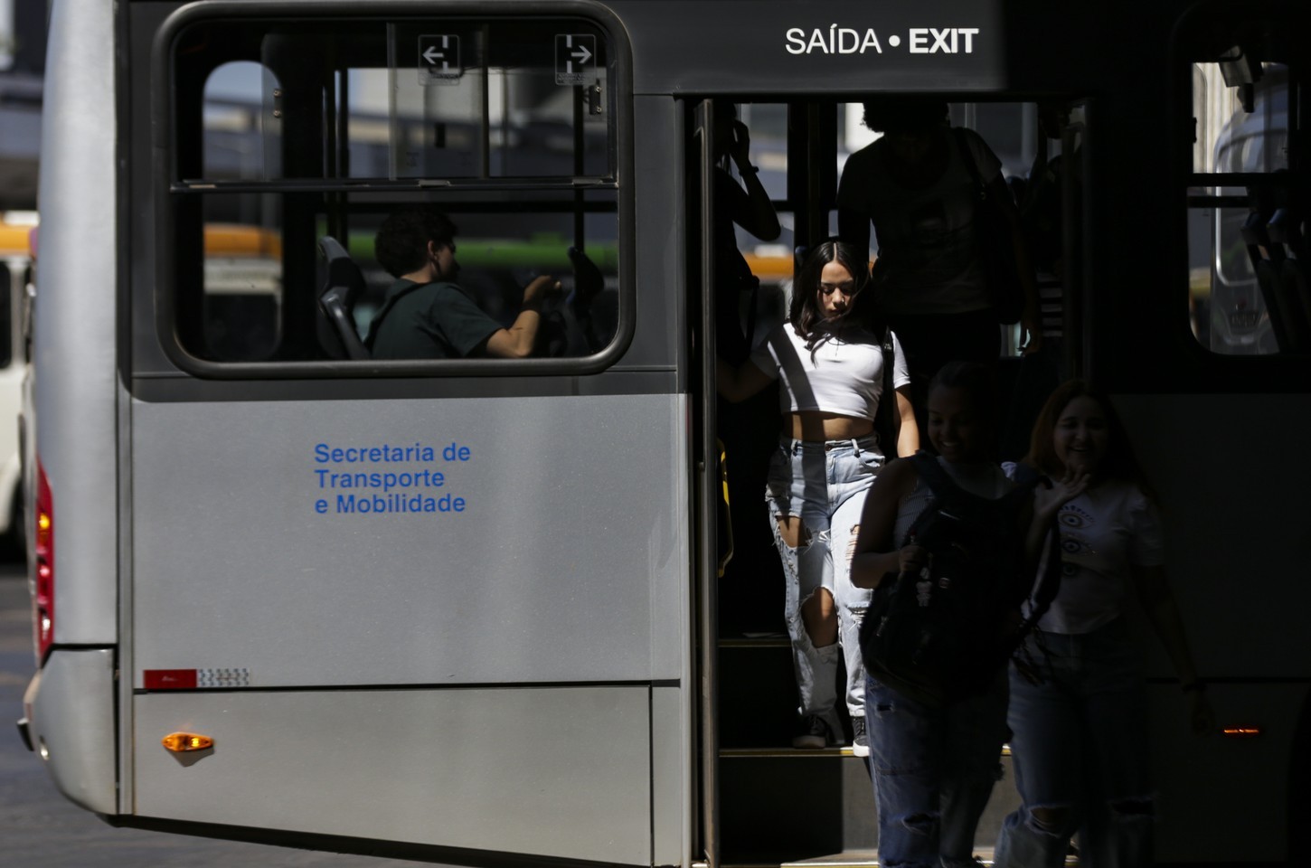 Rio de Janeiro cria política estadual contra abuso de mulheres no transporte