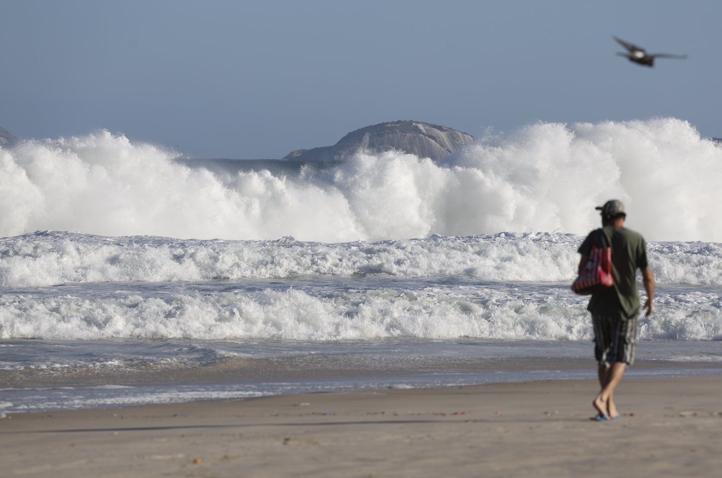 Rio de Janeiro tem domingo nublado com chuva e alerta de ressaca no mar