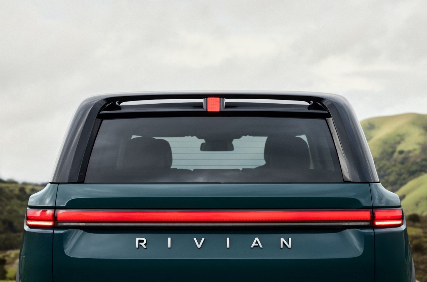 Rivian adia meta de lucratividade para 2027 devido a investimentos em autonomia