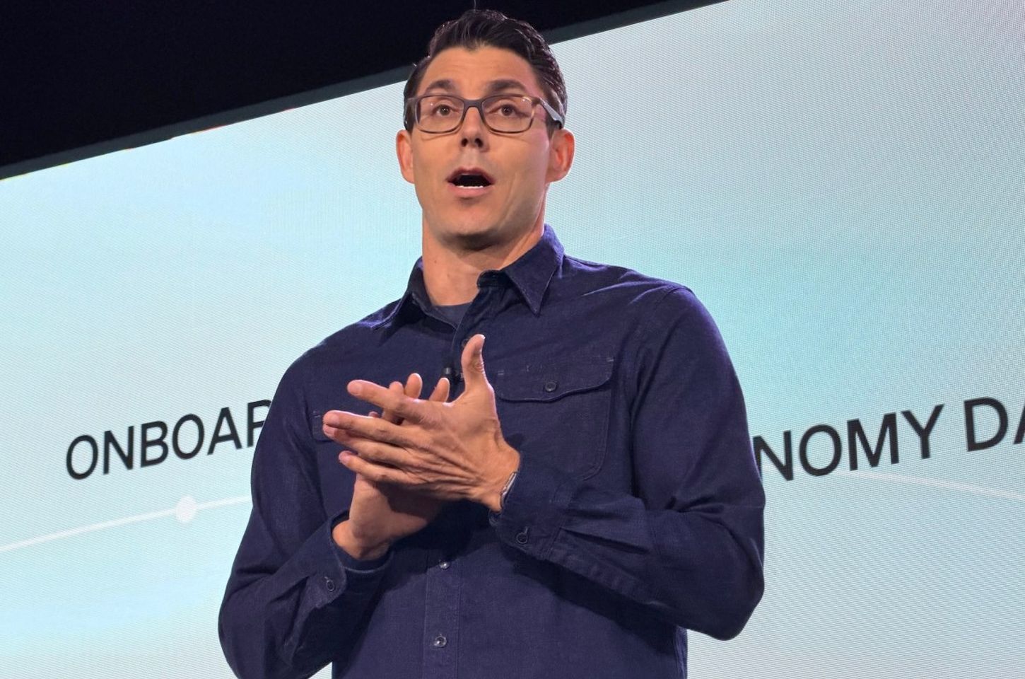 Rivian testa novo modelo de direção autônoma, mas desafios persistem