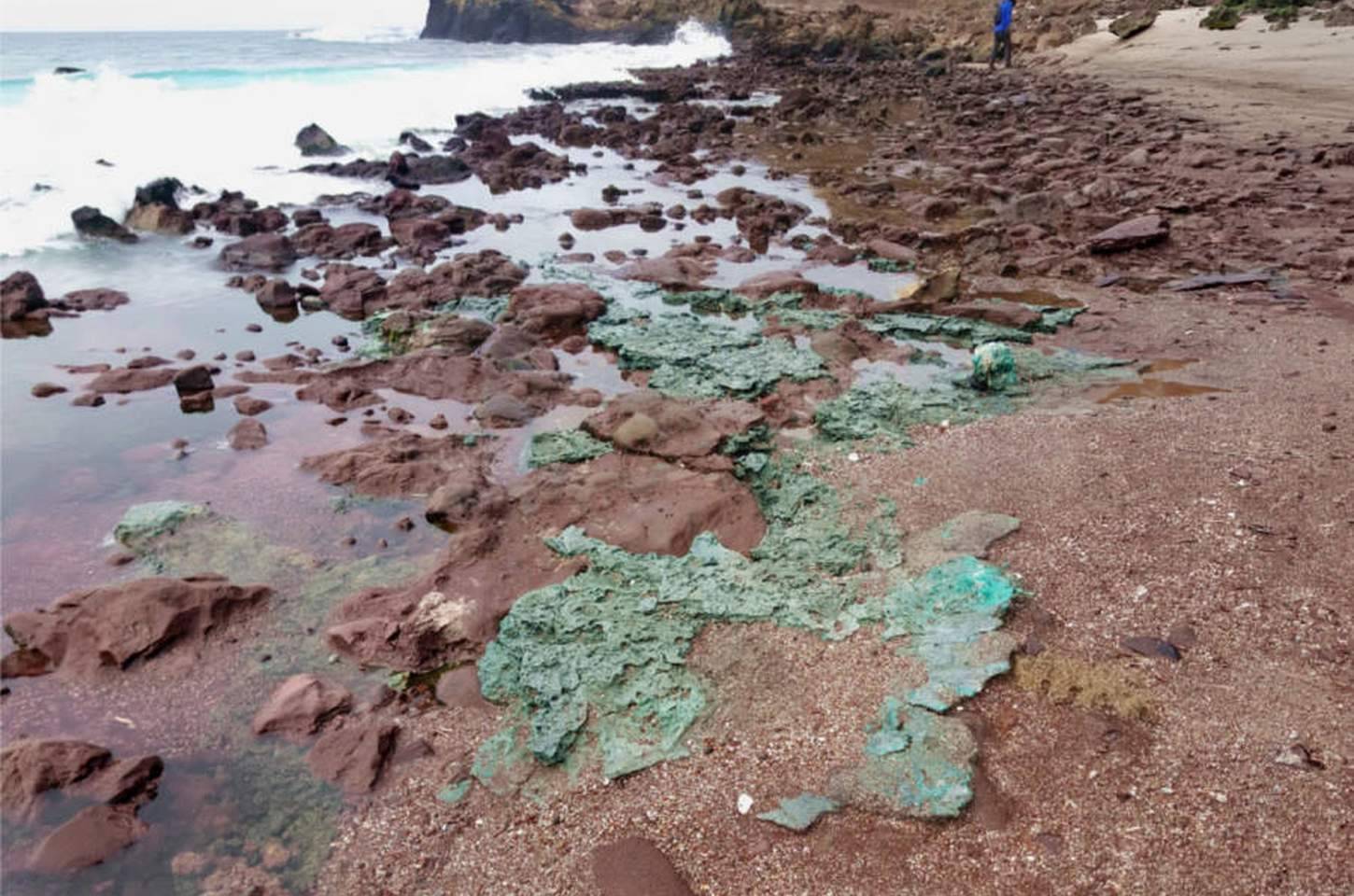 Rochas plásticas em ilha remota alertam para nova poluição marinha