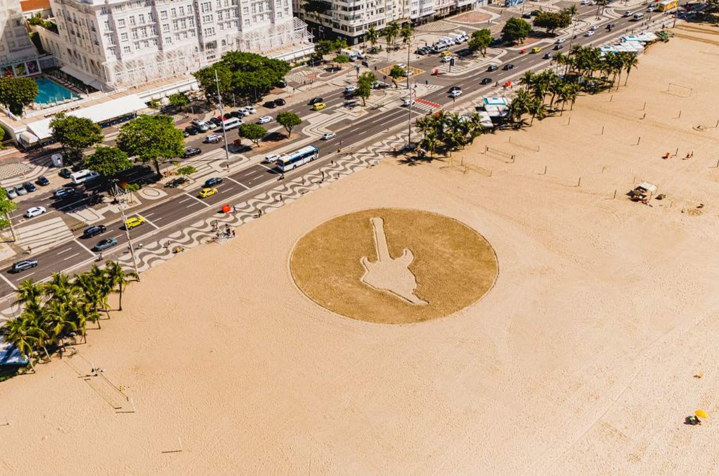 Rock in Rio desenha guitarra gigante na areia de Copacabana e lança promoção