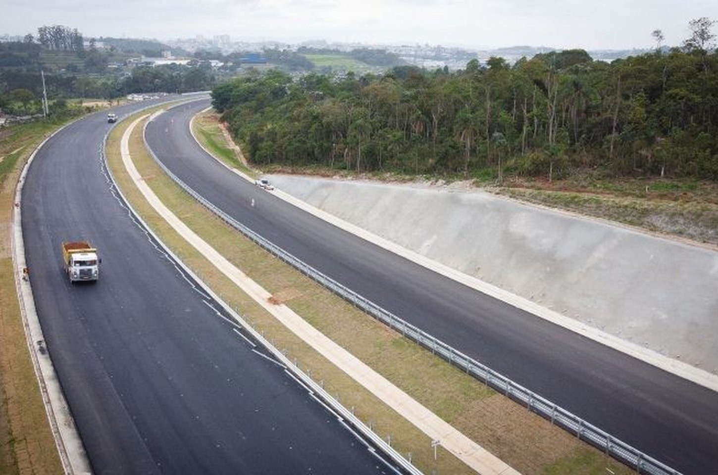 Rodoanel Norte ganha asfalto de Fórmula 1 em inauguração