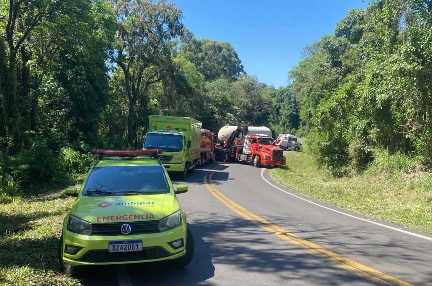 Rodovia PR-182 é interditada para remoção de caminhão com gás