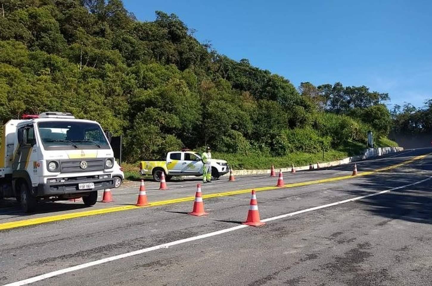 Rodovia SP-125 é liberada após queda de barreira em Ubatuba
