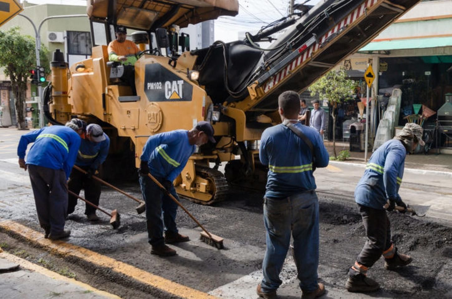 Rua Ponta Grossa recebe novo asfalto após obra anterior não atender especificações