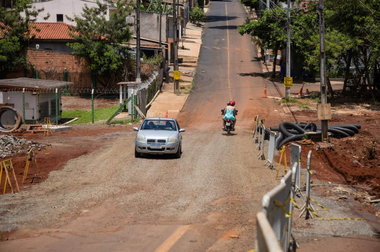 Rua Rio dos Patos em Apucarana é liberada após 45 dias de interdição por cratera