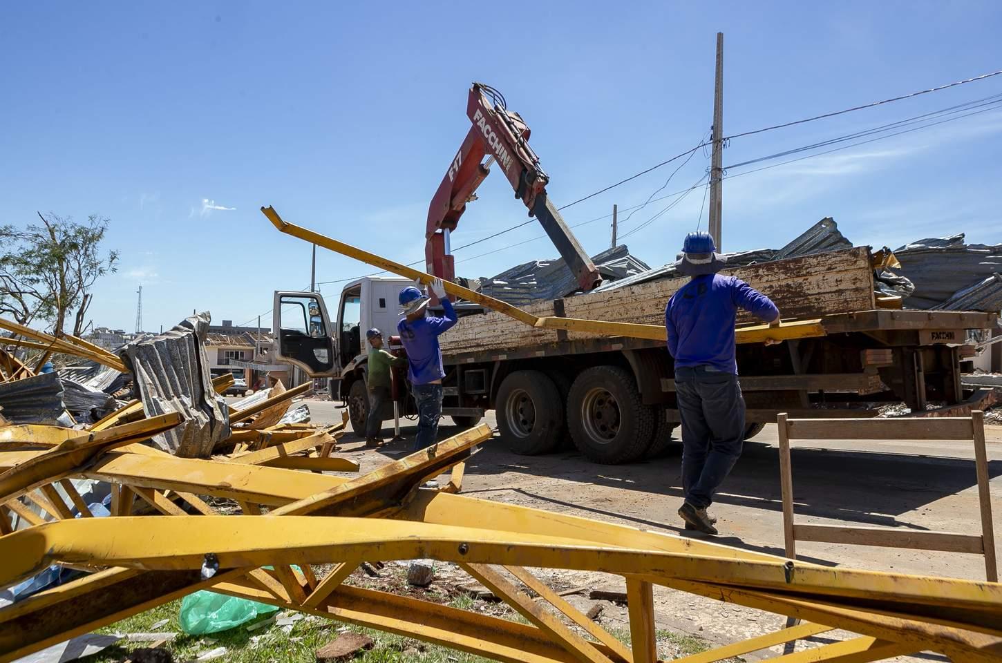 Ruás de Rio Bonito do Iguaçu são quase totalmente desobstruídas após tornado