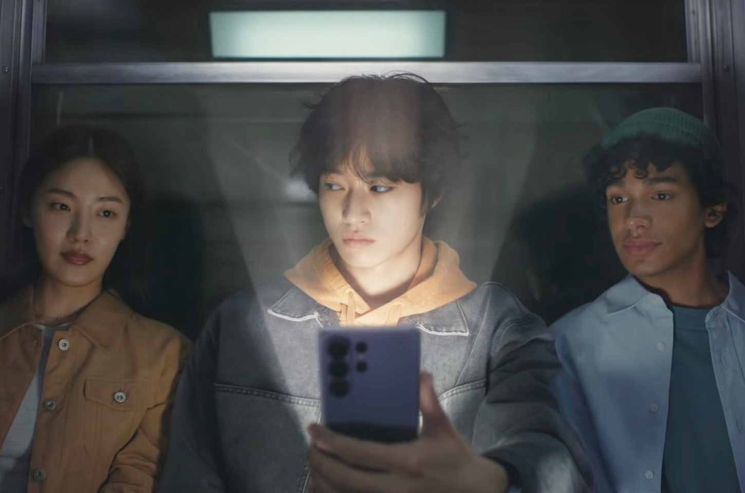 Samsung Galaxy S26 Ultra apresenta tela com modo privacidade inteligente