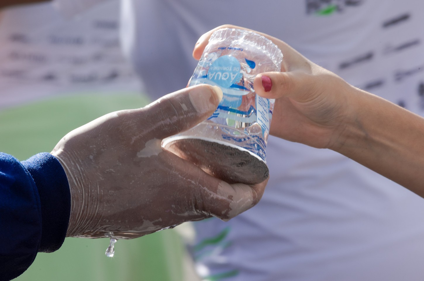 Sanepar distribui 72 mil copos de água na Maratona Internacional do Paraná