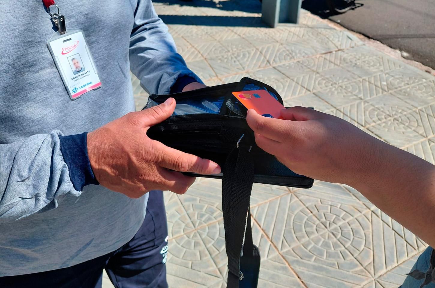 Sanepar expande pagamento de contas com maquininha em casa para mais cidades