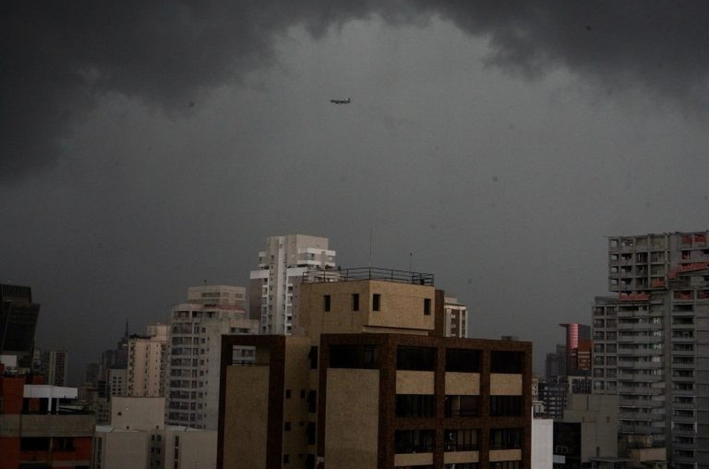 São Paulo em alerta para temporais com chuva, raios e possível granizo