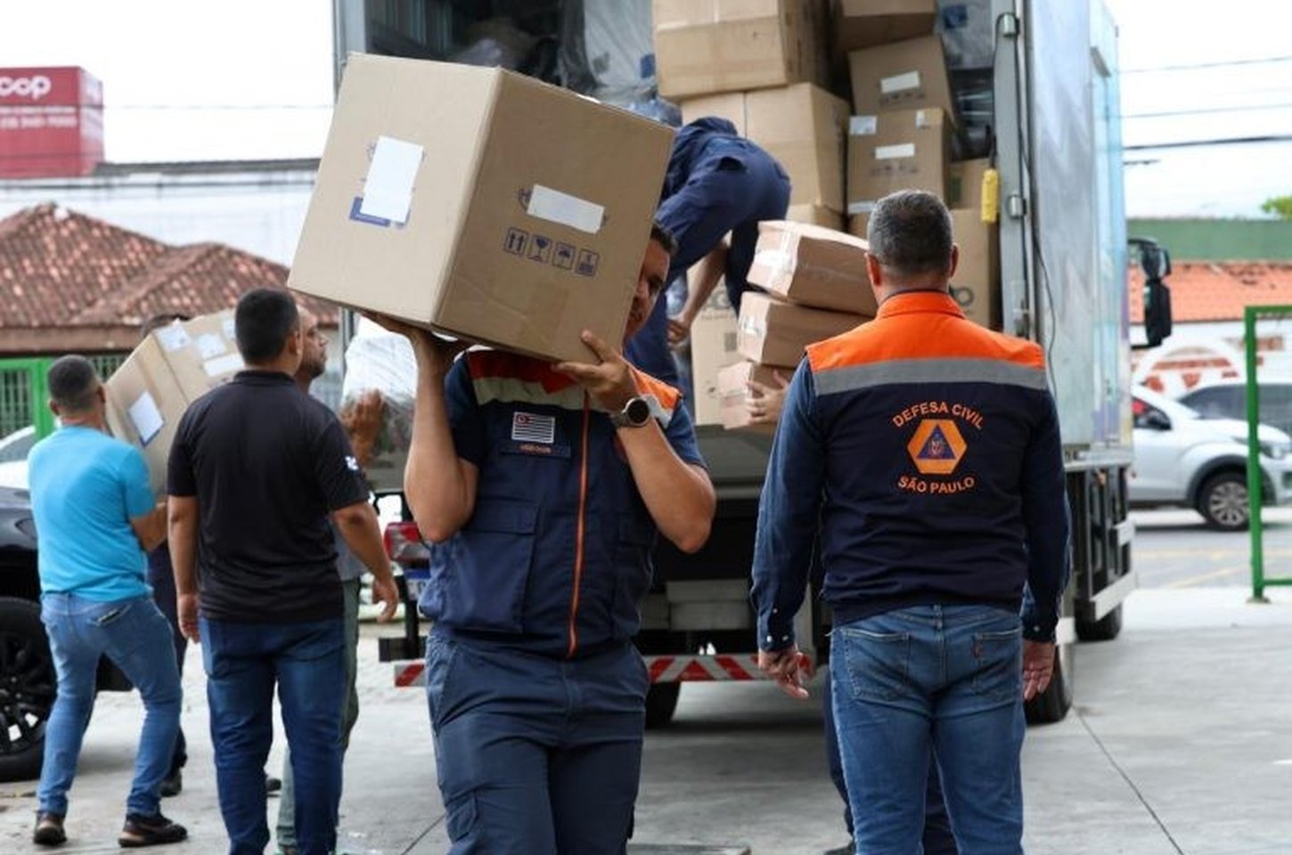 São Paulo envia terceiro caminhão de ajuda humanitária para Peruíbe