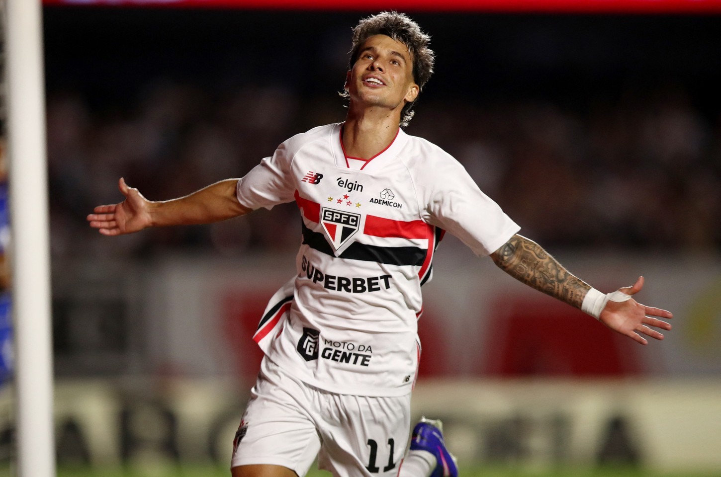 São Paulo goleia Cruzeiro com hat-trick de Ferreira na abertura do Brasileirão